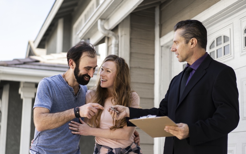 couple signing papers fr new house